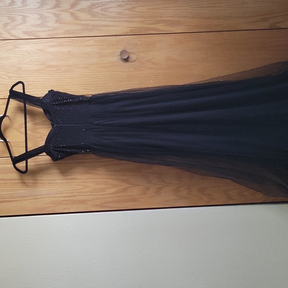 Black gown - Picture 2 of 3